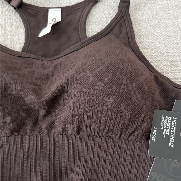 90 degree seamless Safari trail bra, and running shorts set - Picture 10 of 11